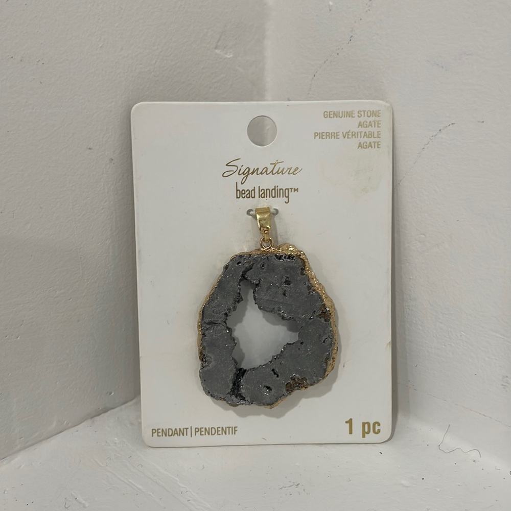 NWT bead landing pendant